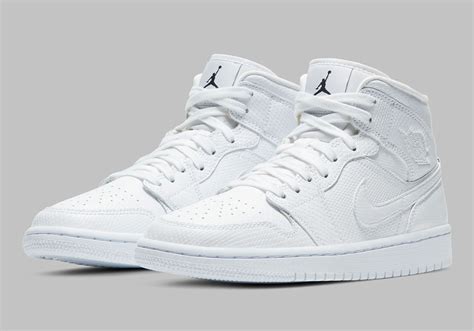 nike jordan white shoes.